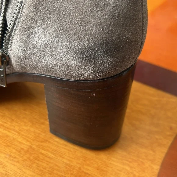 FRYE Joan Campus Suede Wood heeled ankle zip boot. Size 9.5 M Grey - Picture 9 of 12